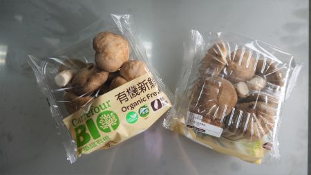 Машина для упаковки грибов - коричневые грибы в прозрачном лотке